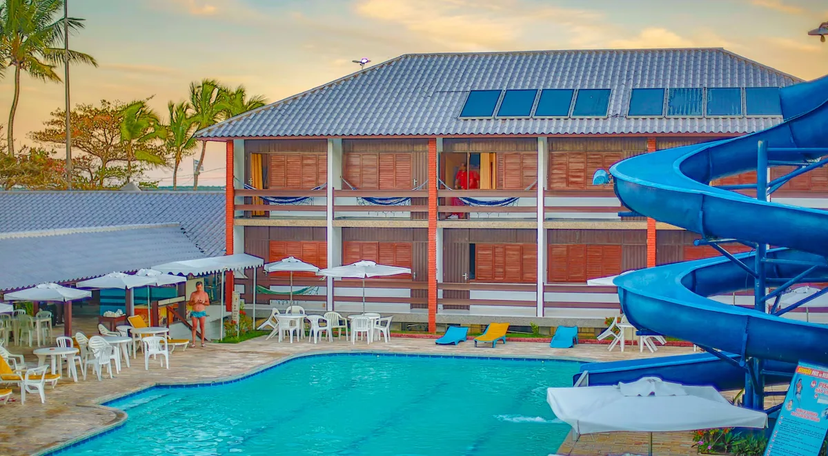 Piscina com tobogã em frente ao mar