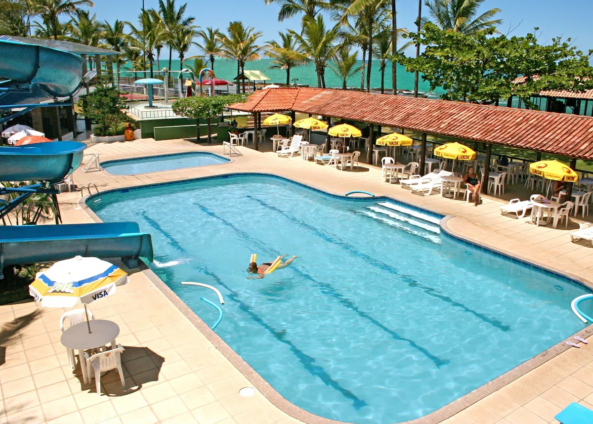 Piscina com toboágua